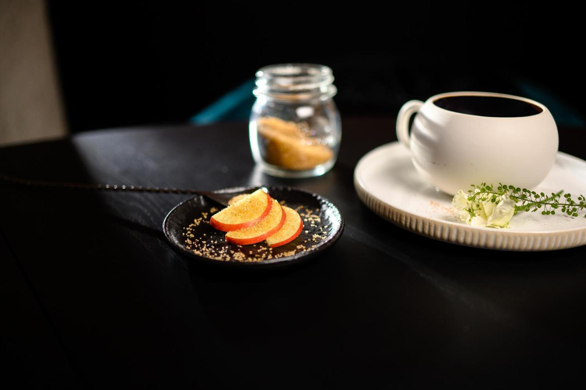 里加老城普尔曼酒店 外观 照片 A cup of coffee with a jar of sugar and a plate of lemon