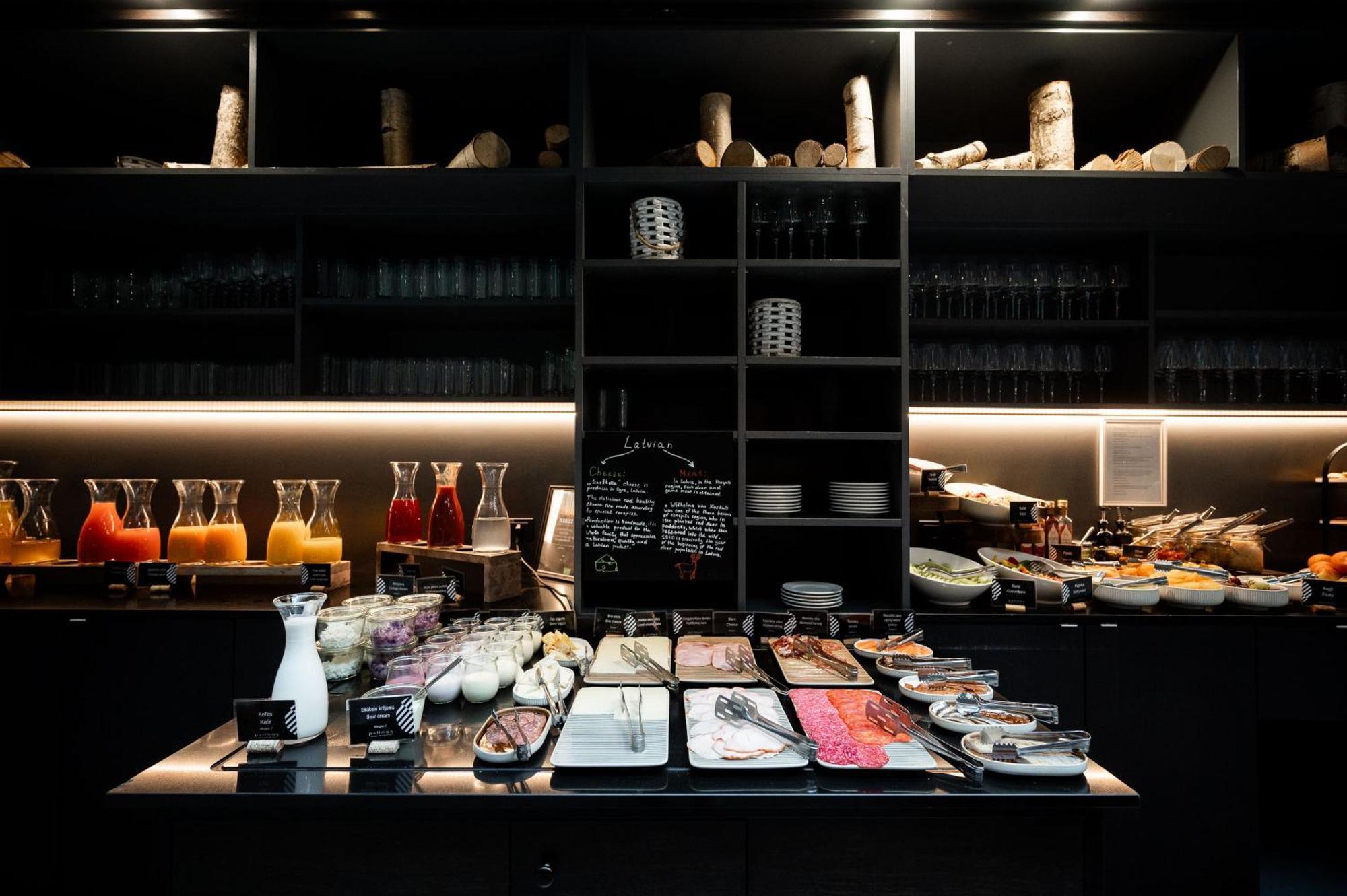 里加老城普尔曼酒店 外观 照片 A buffet at a restaurant