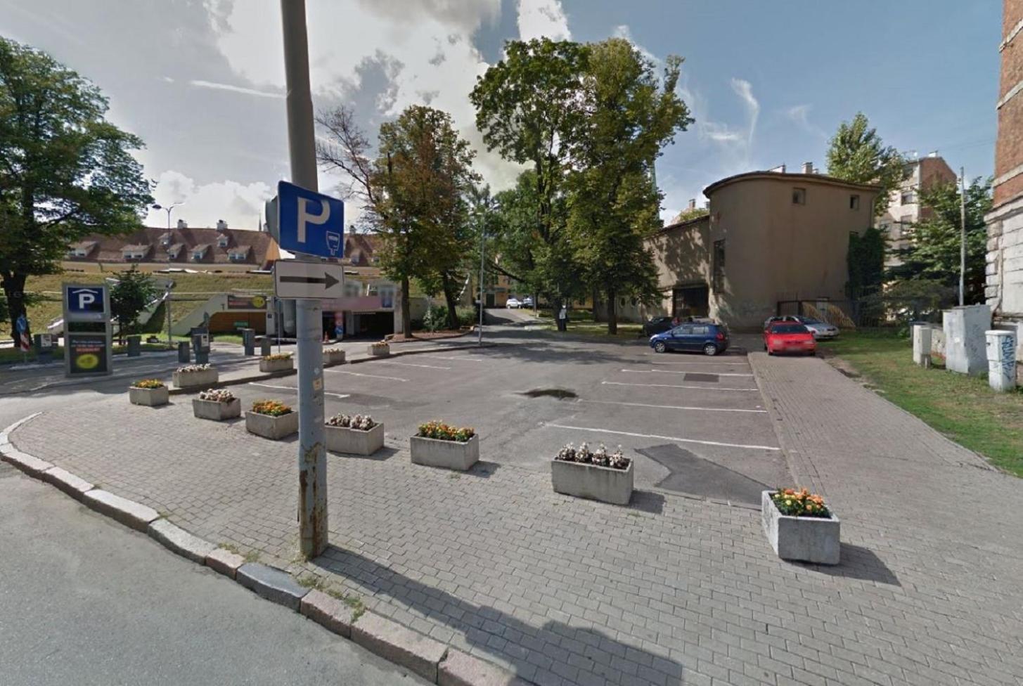 里加老城普尔曼酒店 外观 照片 The parking lot where the attack took place