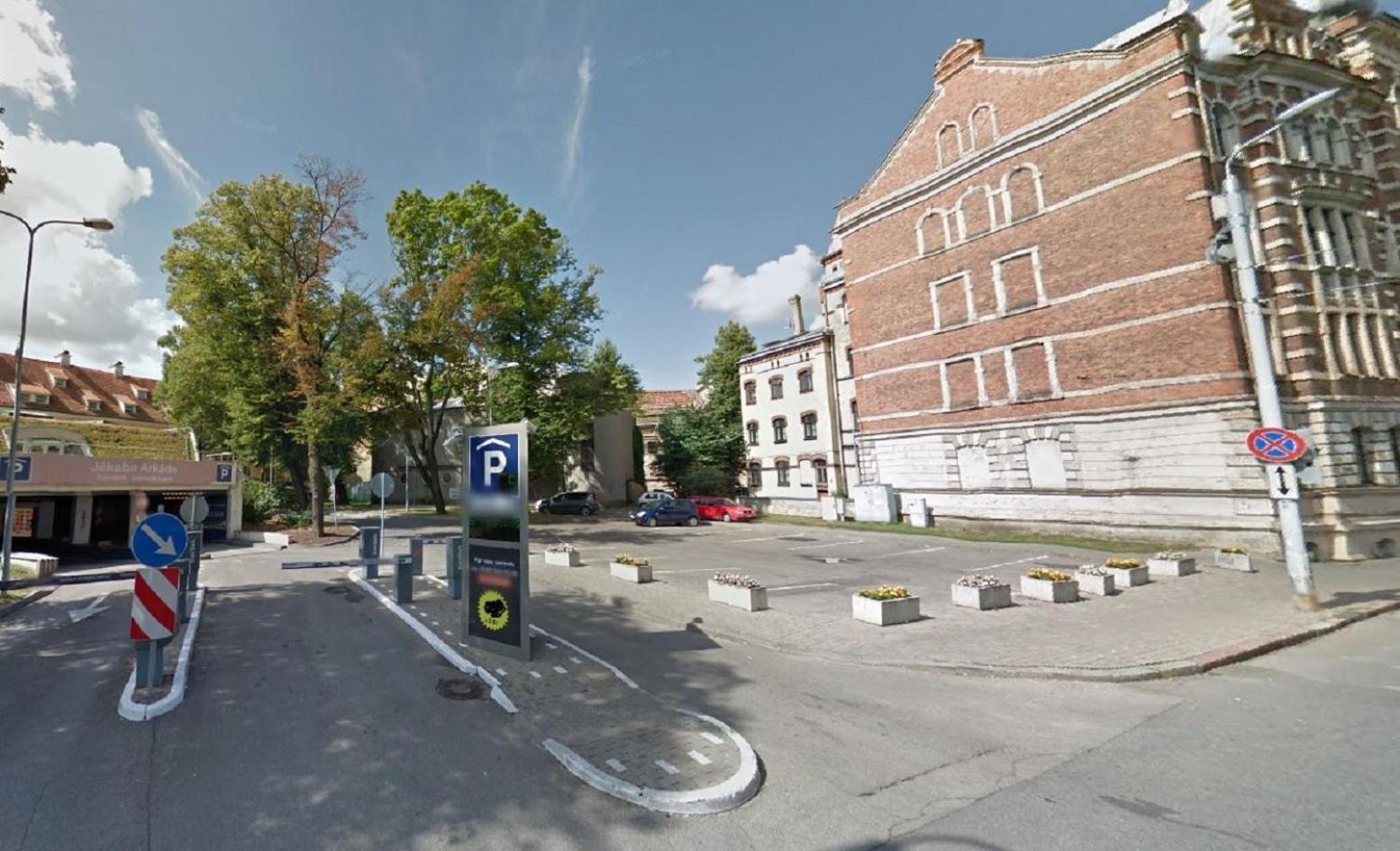 里加老城普尔曼酒店 外观 照片 The parking lot where the attack took place
