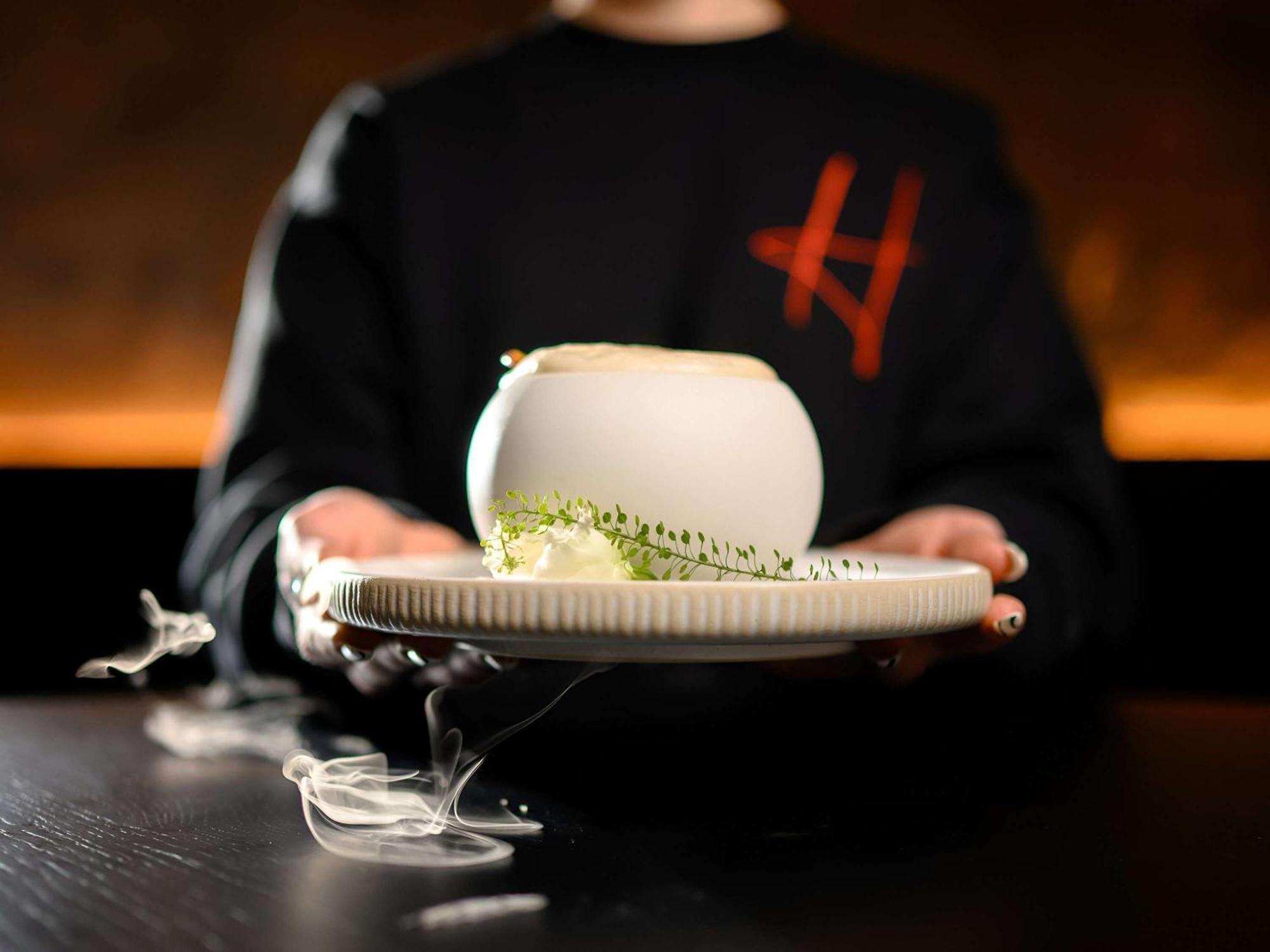 里加老城普尔曼酒店 外观 照片 A waiter serving a dish at the restaurant
