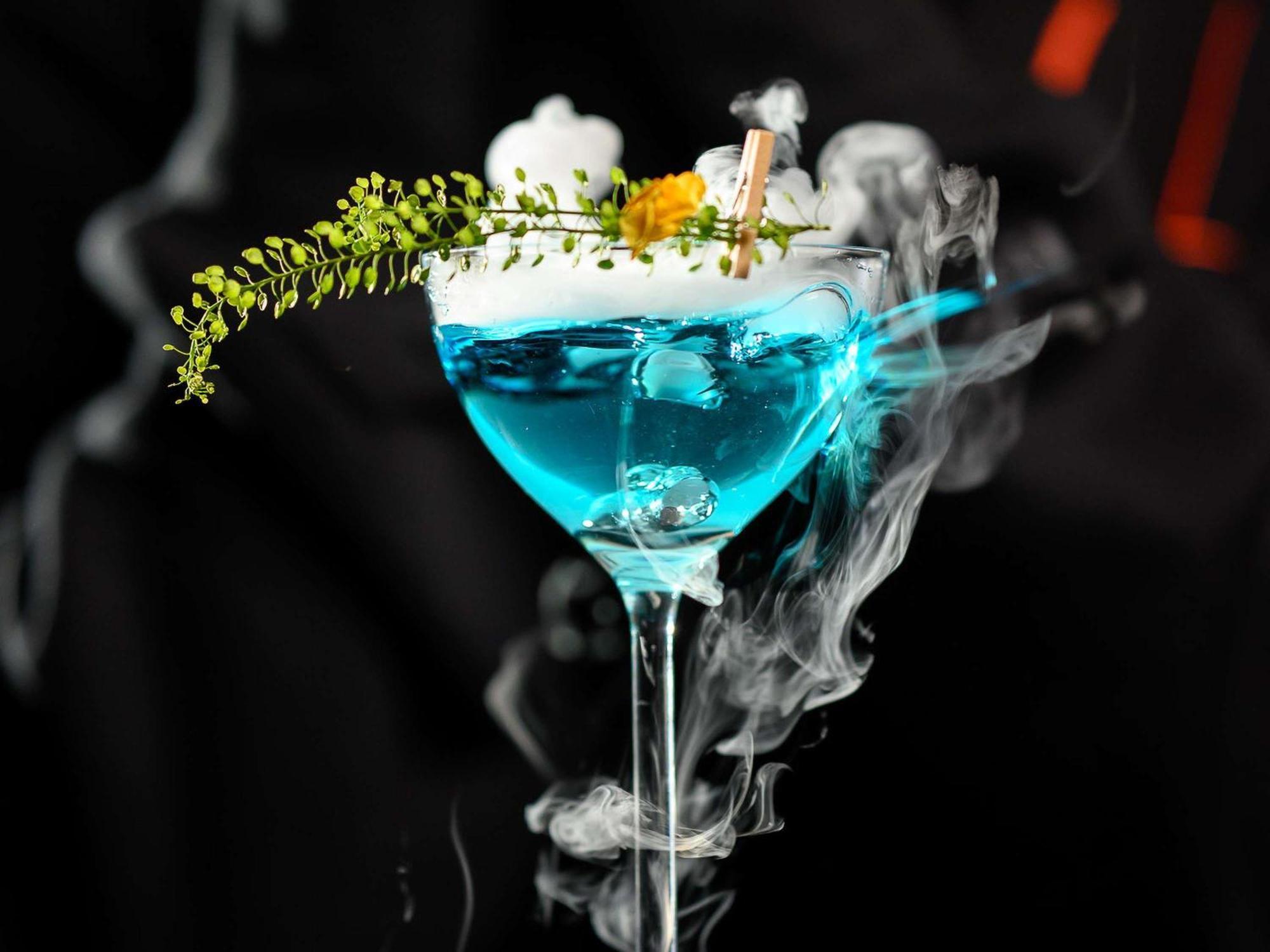 里加老城普尔曼酒店 外观 照片 A cocktail prepared with liquid nitrogen