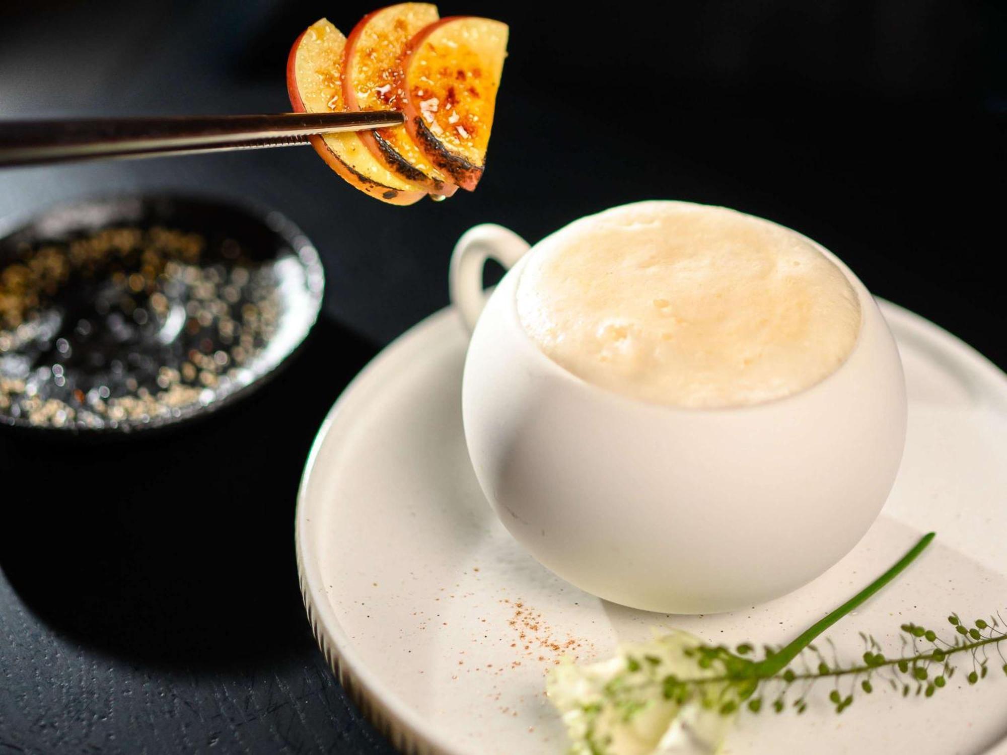 里加老城普尔曼酒店 外观 照片 A cup of coffee with a slice of orange