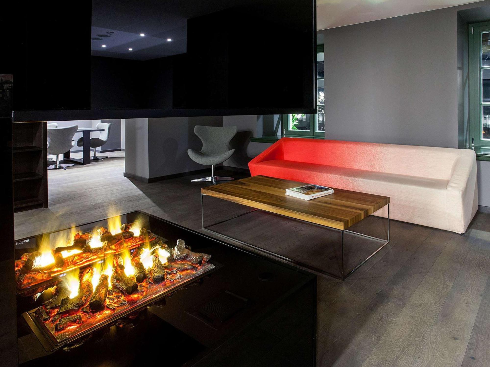 里加老城普尔曼酒店 外观 照片 A fireplace with a suspended TV
